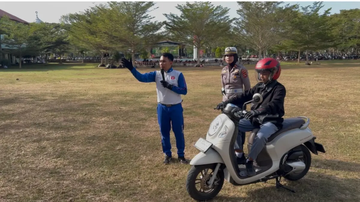 Beri Instruksi : Tim safety riding Astra Motor NTB saat mengedukasi keselamatan berkendara. (Honda for Lombok Post)