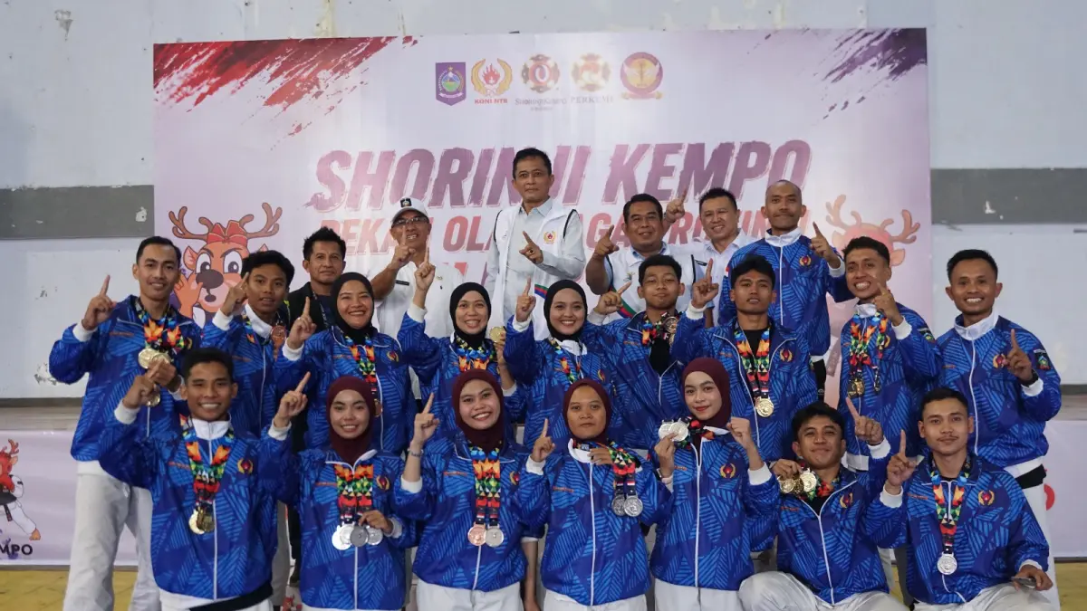 Bupati Loteng Lalu Pathul Bahri (belakang tengah) berfoto bersama para atlit kempo asal Loteng yang meraih juara umum pada Porprov NTB 2026, Kota Mataram, Kamis (23/7). 
