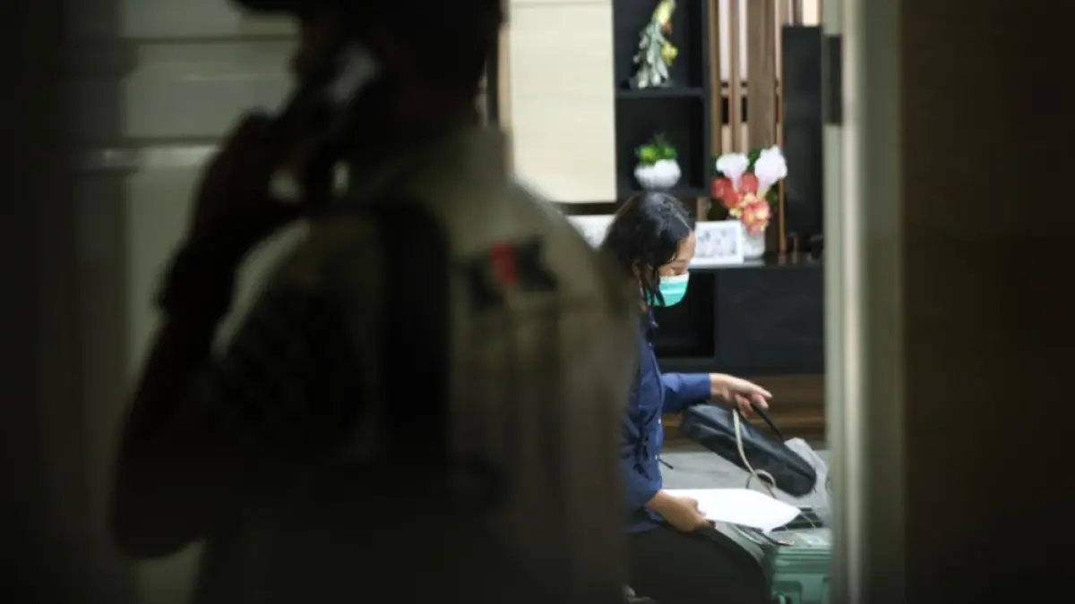 CARI BUKTI: Tim KPK saat menggeledah rumah pribadi Bupati Lobar LAZ di Belencong, Desa Midang, Kecamatan Gunungsari, Kamis (23/7). (IVAN/LOMBOK POST)