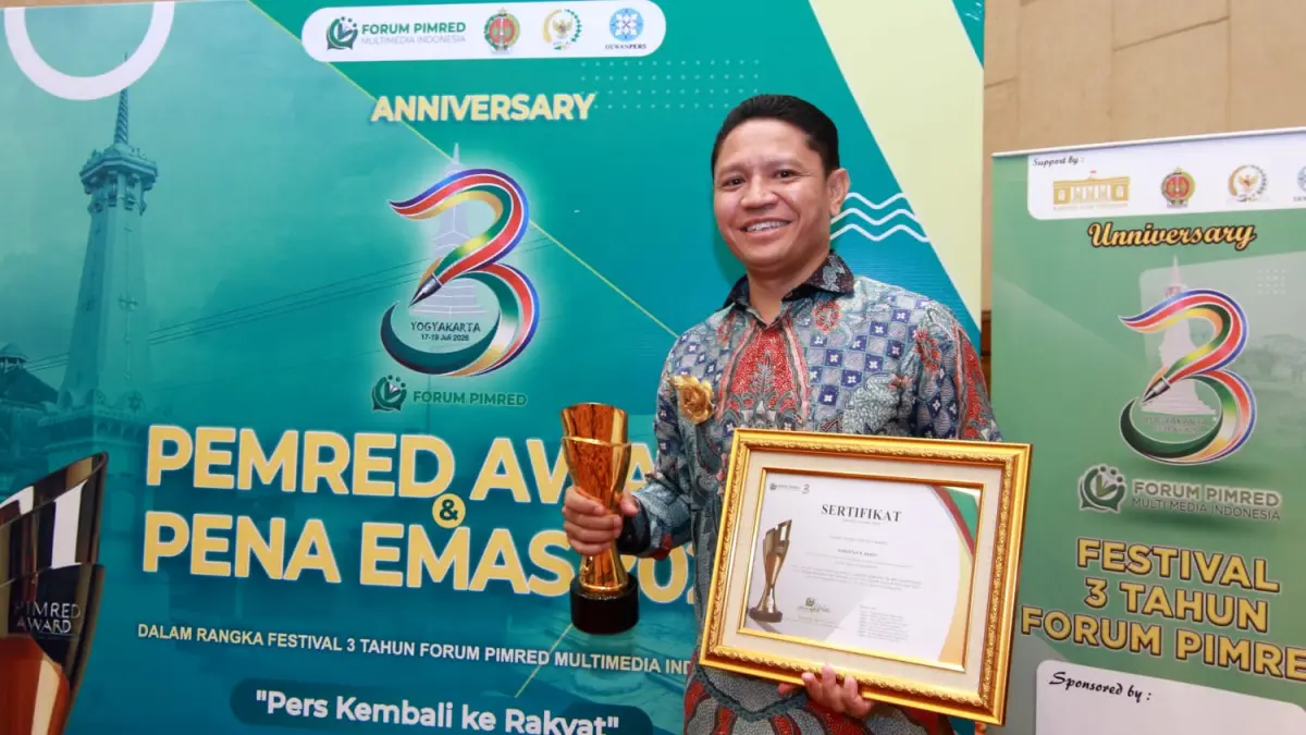 CEO PT Munja Utama Indonesia Robertus B Berot menerima Pimred Award dan Pena Emas 2026.