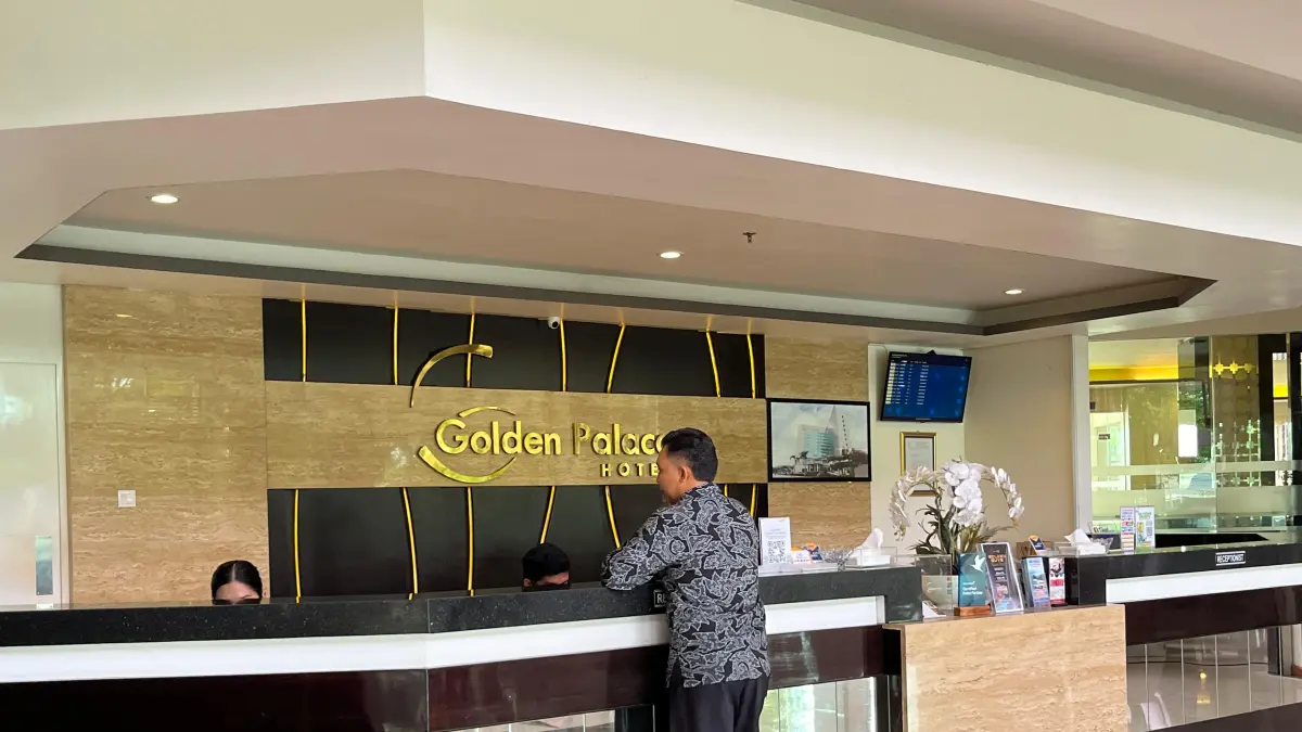 CHECK IN: Salah satu tamu yang tengah melakukan check in di hotel Mataram, beberapa waktu lalu. (FERIAL/LOMBOK POST)