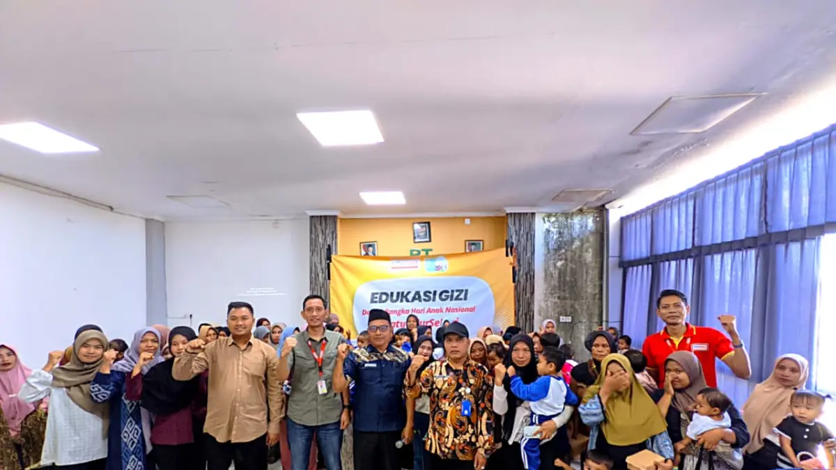 Foto bersama Alfamart, tenaga kesehatan, kader posyandu, orang tua, dan anak penerima manfaat Program Satu Telur Sehari dalam kegiatan edukasi gizi di Desa Teratak, Lombok Tengah.