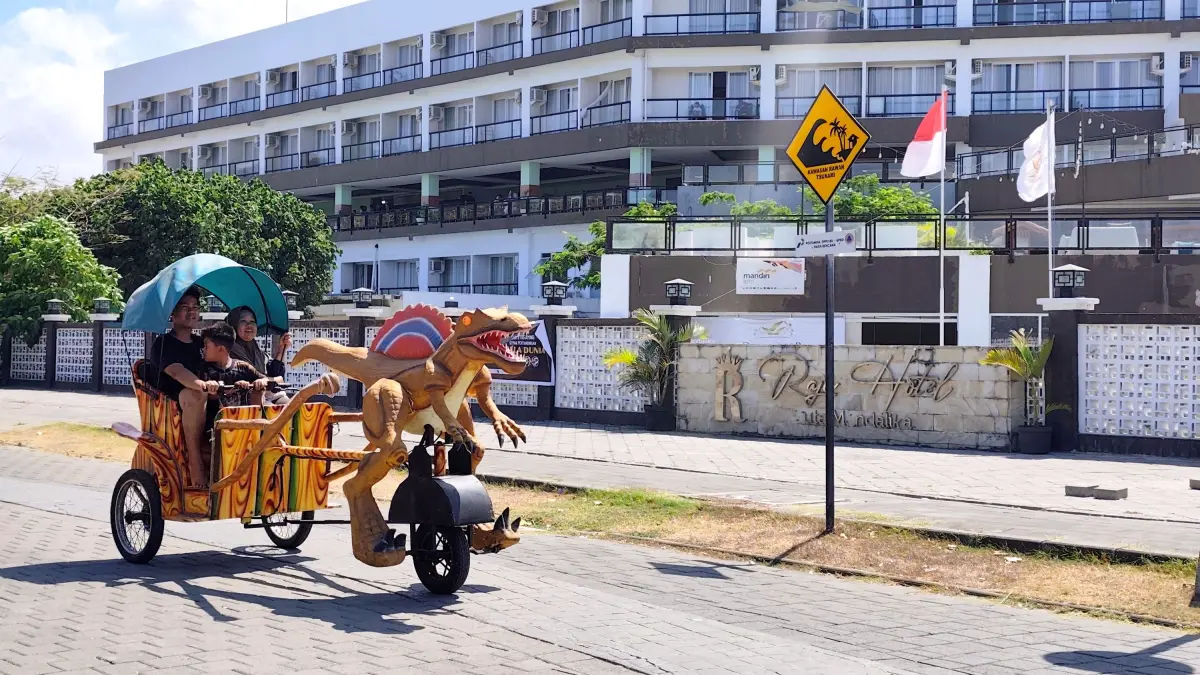 HARI ANAK NASIONAL: Sebuah keluarga menaiki wahana Dino mengelilingi kawasan wisata Pantai Kuta the Mandalika, Desa Kuta, Pujut, Loteng, pekan lalu.&nbsp;