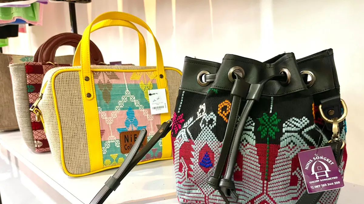 JAGA MUTU: Produk tas yang terbuat dari tenun khas Lombok yang ada di etalase Bale KITA NTB. (FERIAL/LOMBOK POST)