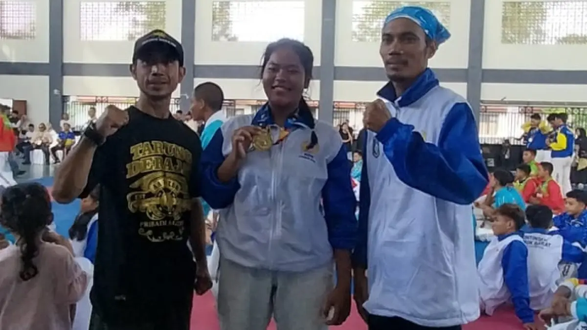 JUARA: Tarung Derajat Satlat Meninting Kecamatan Batu Layar  menyumbangkan satu medali emas untuk Lombok Barat pada gelaran Porprov NTB XII 2026 dari Nomor Tarung Putri atas nama Nathania Agustina Rahmadani. (Istimewa) 