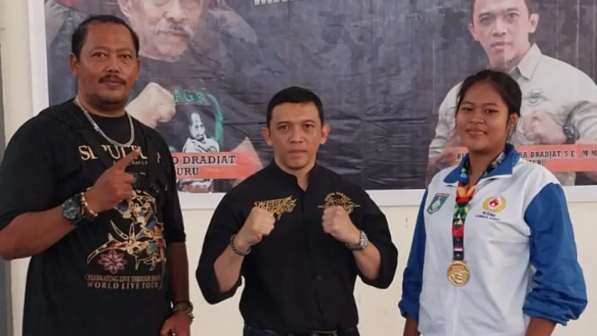 JUARA: Tarung Derajat Satlat Meninting Kecamatan Batu Layar  menyumbangkan satu medali emas untuk Lombok Barat pada gelaran Porprov NTB XII 2026 dari Nomor Tarung Putri atas nama Nathania Agustina Rahmadani. (Istimewa) 