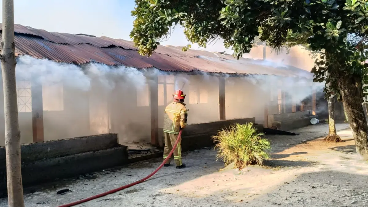 KEBAKARAN: Petugas Damkar Lombok Barat berupaya memadamkan api yang membakar MTs Nujumul Huda di Dusun Batu Samban, Desa Lembar Selatan, Kecamatan Lembar, Jumat (24/7).