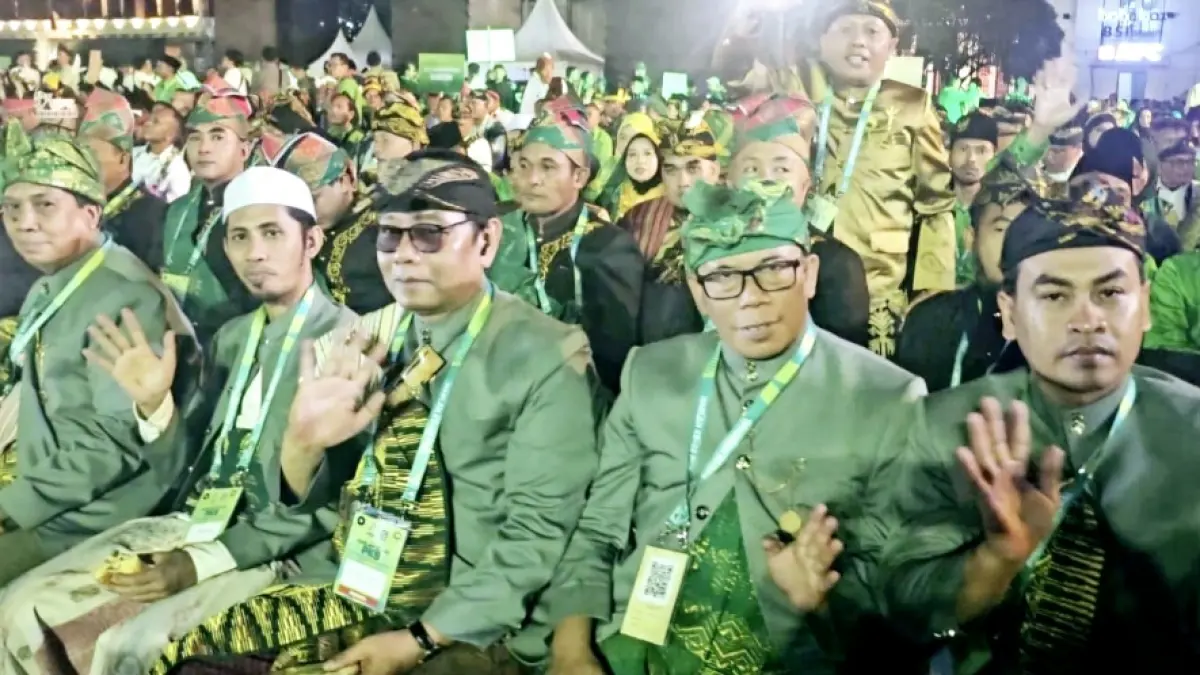 Ketua DPC PKB Lombok Tengah Lalu Pelita Putra (tiga dari kanan) bersama ketua DPC PKB se-NTB lainnya mengenakan pakaian adat Sasak dalam pelantikan bersama DPC se-Indonesia di Taman Fatahillah, kawasan Kota Tua, Jakarta, Rabu malam (22/7).