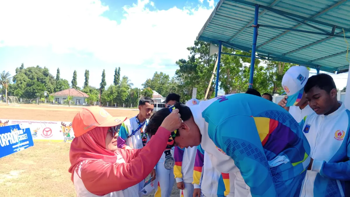 Ketua Pengprov PCI NTB Baiq Isvie Rupaeda mengalungkan medali kepada pada juara di Porprov XII NTB 2026. 