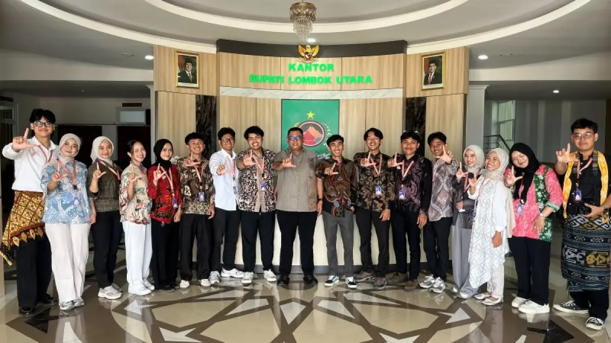 Mahasiswa KKN FISIP FBD 60 Indonesia Timur 2026 Universitas Brawijaya saat audiensi dengan Wakil Bupati Lombok Utara Kusmalahadi Syamsuri membahas program pengabdian di Desa Bayan.