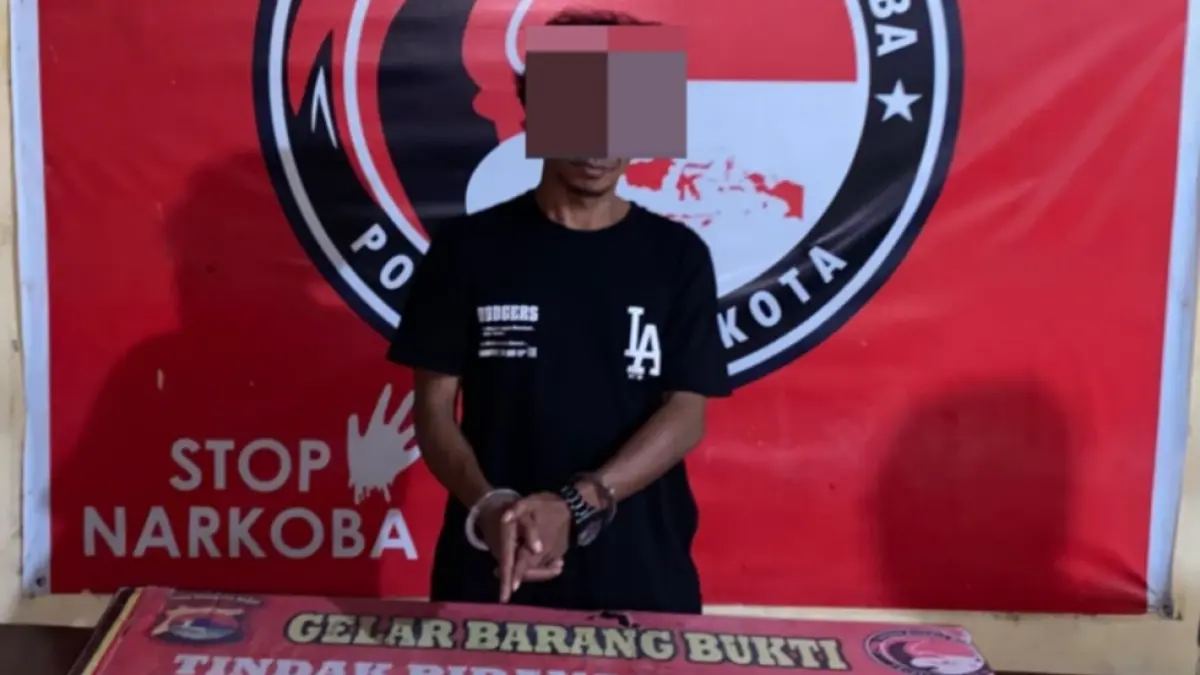 Pengedar sabu berinisial SH diamankan bersama barang bukti sabu dan lainnya di Polres Bima Kota, Kamis (23/7).