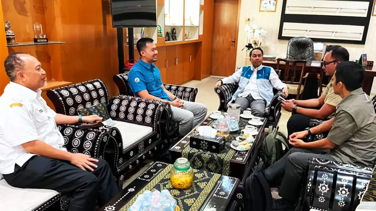 PERTEMUAN: Suasana pertemuan Politeknik Pariwisata (Poltekpar) Lombok dan Disperindag NTB terkait program penguatan inkubasi STARTInc, di Mataram, Rabu (22/7). (IST/LOMBOK POST)