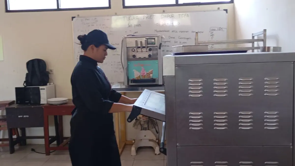 PRAKTIK: Siswi Jurusan Kuliner SMKN 4 Mataram melaksanakan praktik di sekolah setempat, Jumat (24/7).Restrukturisasi spektrum SMK 2027, jurusan dipangkas dari 144 jadi 60 agar lulusan siap kerja.