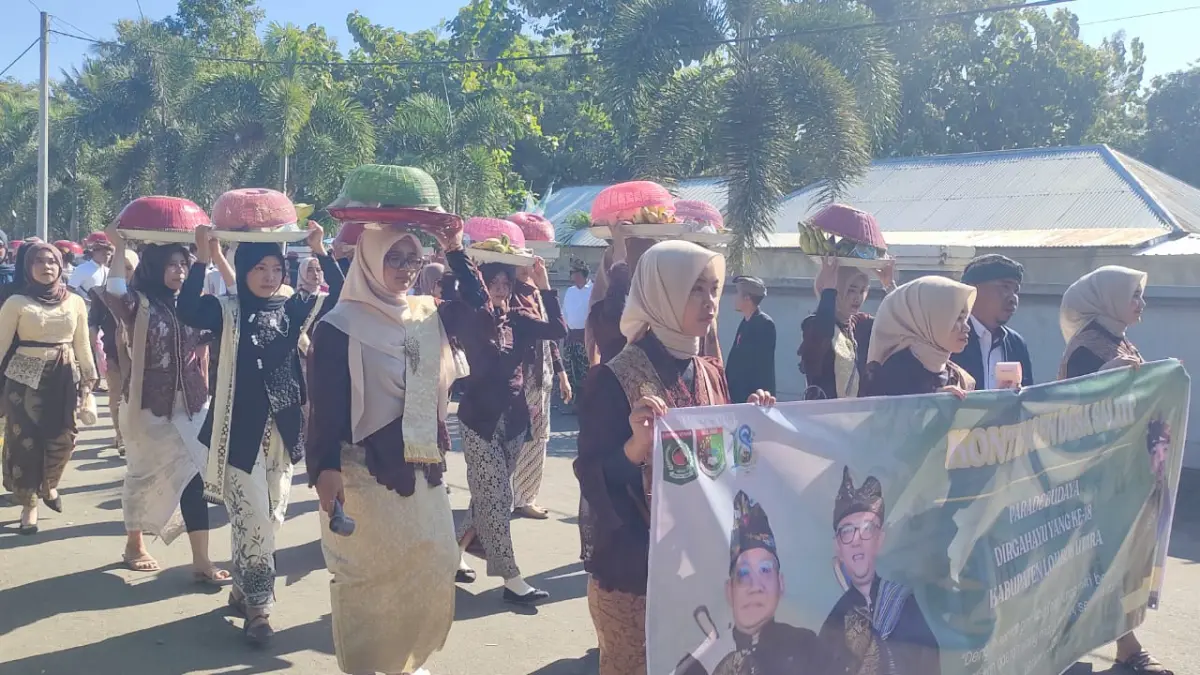 PROMOSI POTENSI DESA: Iring-iringan peserta Parade Desa dan Budaya dalam Rangka HUT Lombok Utara.