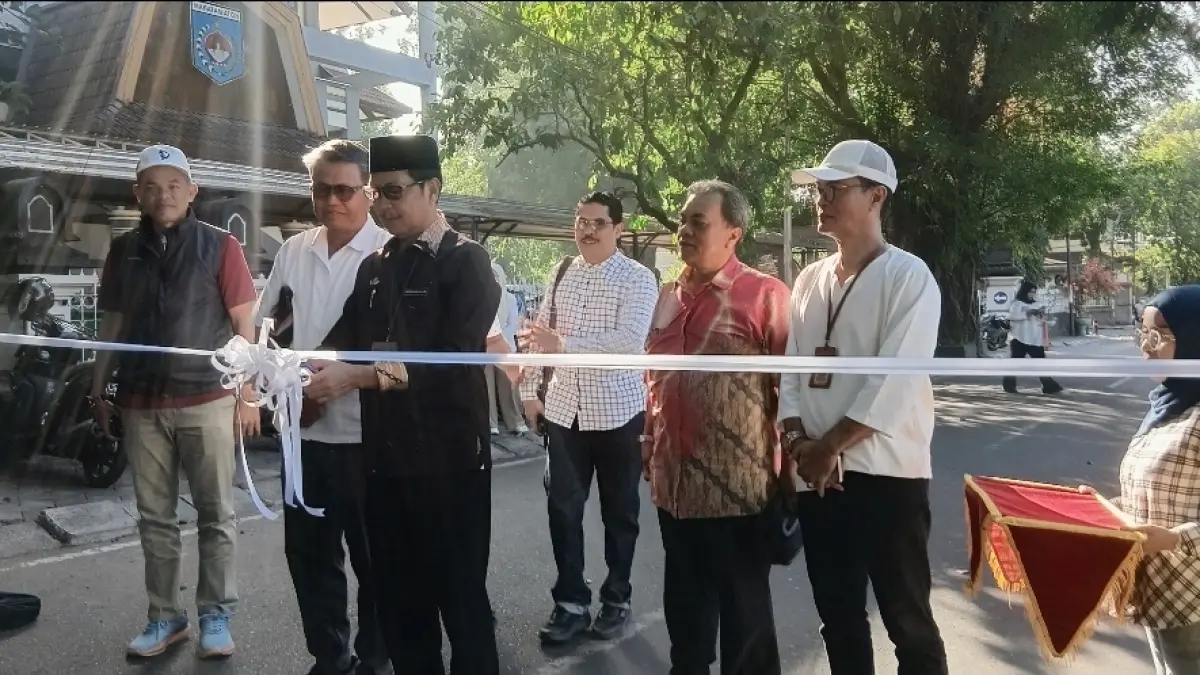 Rangkaian Kegiatan Hari Koperasi oleh Dekopinwil NTB kolaborasi dengan Dinas Koperasi Kota Mataram gelar bazar UMKM bersama Asosiasi Pedagang Asongan. (NURUL/LOMBOK POST)
