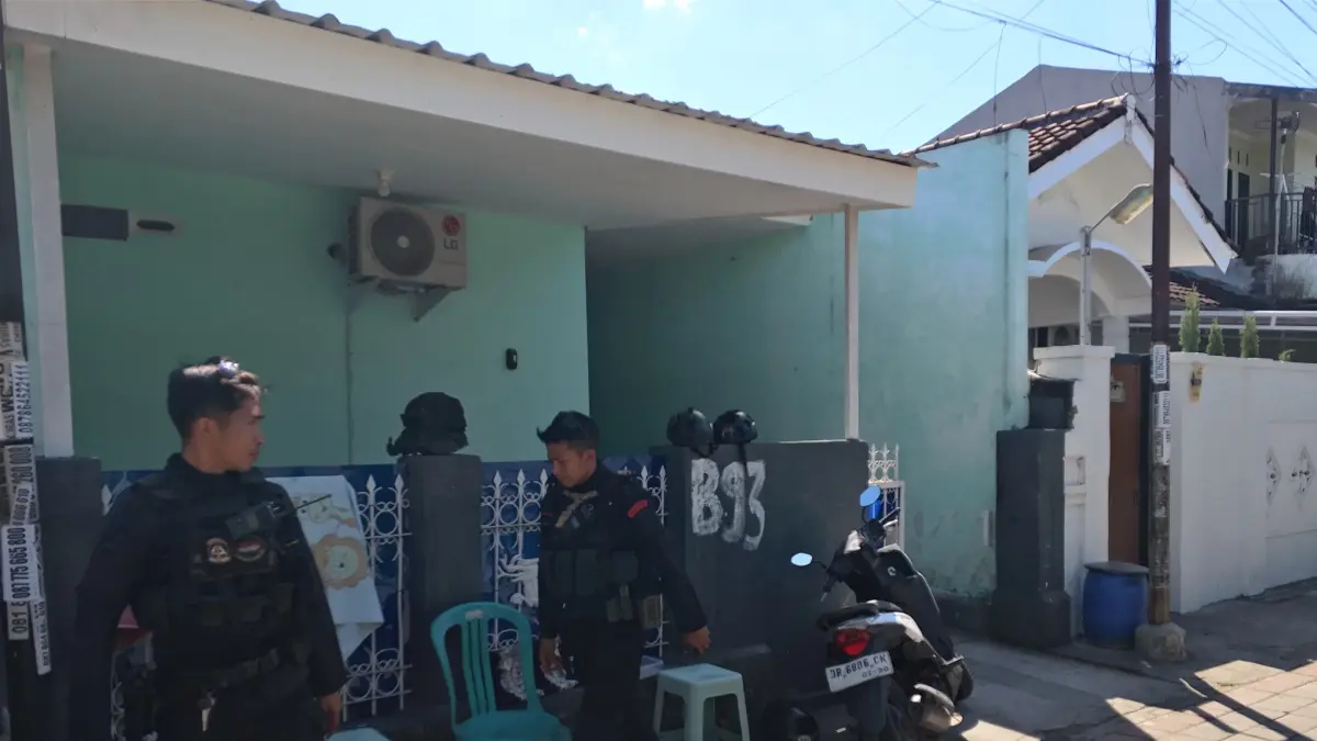 Rumah yang diduga dijadikan kantor oleh CV DKK, perusahaan milik tersangka Sudirman dijaga ketat Brimob saat KPK menggeledah, di BTN Mavilla Rengganis, Desa Bajur, Kecamatan Labuapi, Lobar, Jumat (24/7). (HARLI/LOMBOK POST)