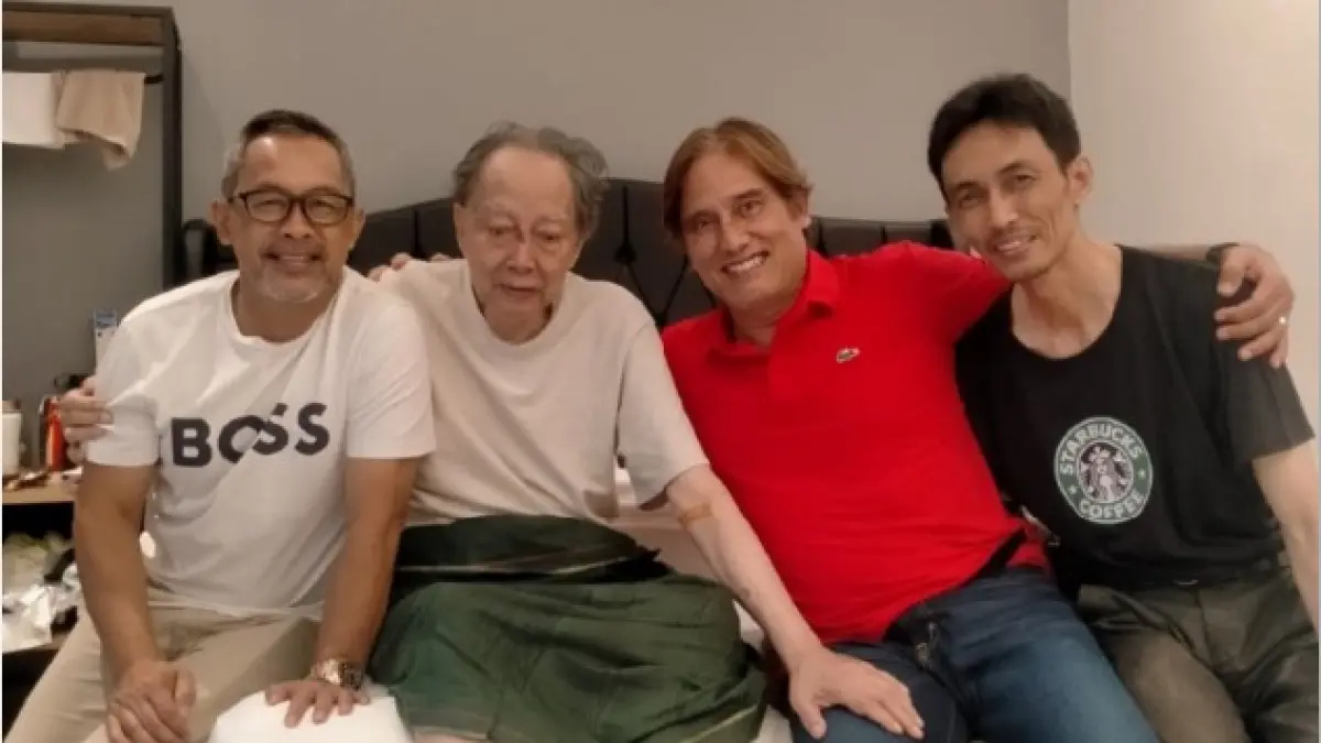 SELAMAT JALAN LEGENDA: M Basri didampingi sang anak, Rizal (kanan), ketika dijenguk Aji Santoso (kiri) dan Benny van Breukelen (dua dari kanan) sekitar dua pekan lalu. (Jawa Post)
