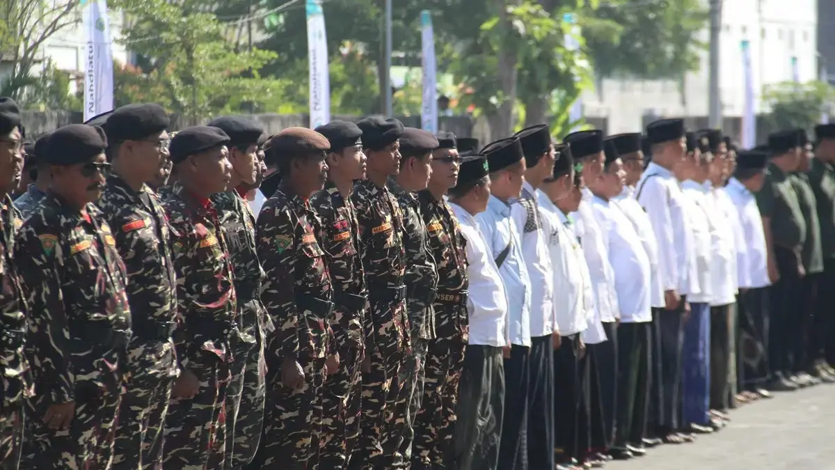 SIAGA: Ribuan panitia lokal saat mengikuti apel di Gedung Serbaguna (GSG) KH Hasbullah Said, PPBU Tambakberas, Jombang, Rabu (22/7). (Anggi Fridianto/Radar Jombang)