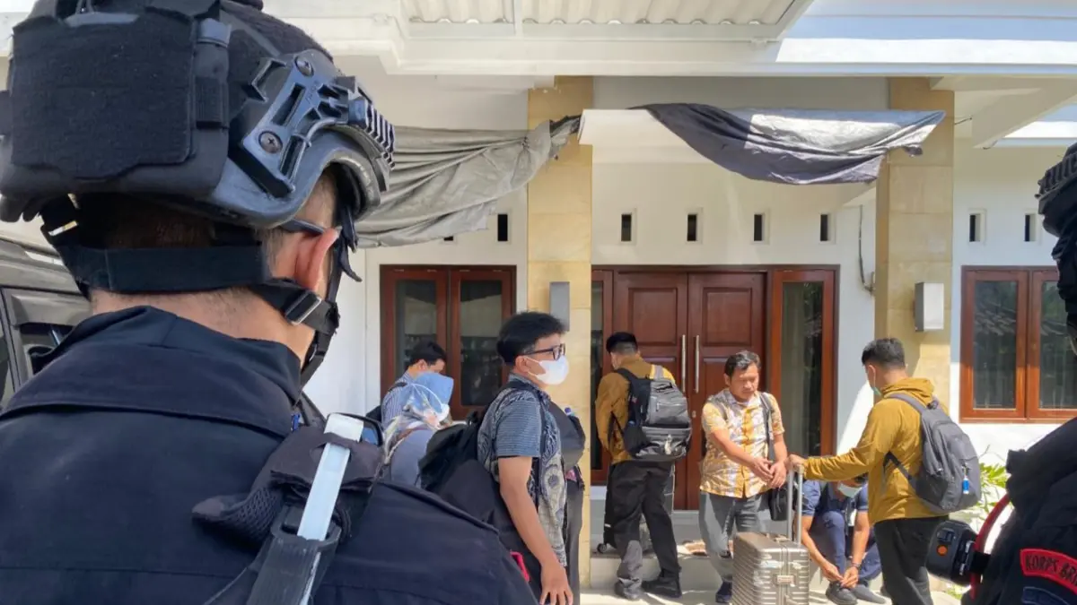 SITA DOKUMEN: Tim penyidik KPK membawa keluar wadah berisi dokumen proyek usai melakukan penggeledahan di kediaman Kepala Dinas PUPRPKP Lombok Barat, Lalu Ratnawi, di Perumahan Jogot Madani, Desa Labuapi, Lombok Barat, Jumat (24/7). (Foto: Toni/Lombok Post)