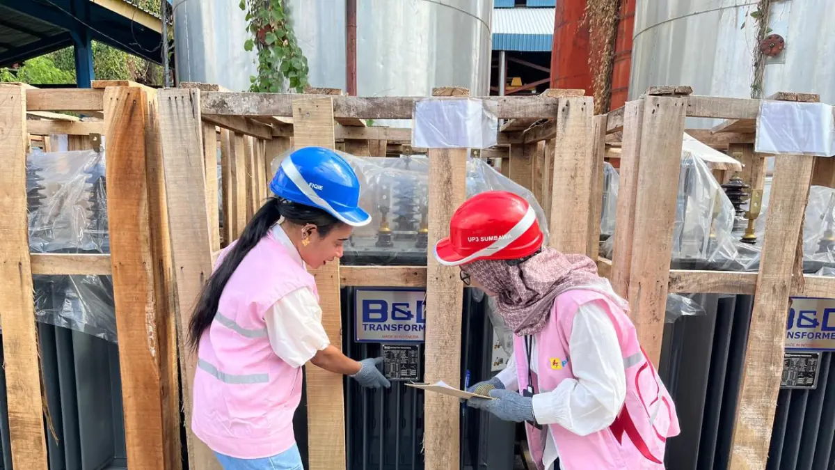 Srikandi PLN melakukan pengecekan material di gudang penyimpanan Unit Pelaksana Pelayanan Pelanggan Sumbawa.