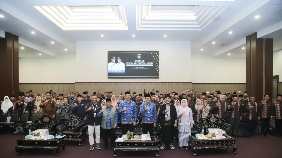 Wabup Loteng M Nursiah (depan tiga kanan) berfoto bersama ratusan pengawas sekolah se-Loteng dalam kegiatan Seminar Pembangunan Manusia, Kamis (23/7).