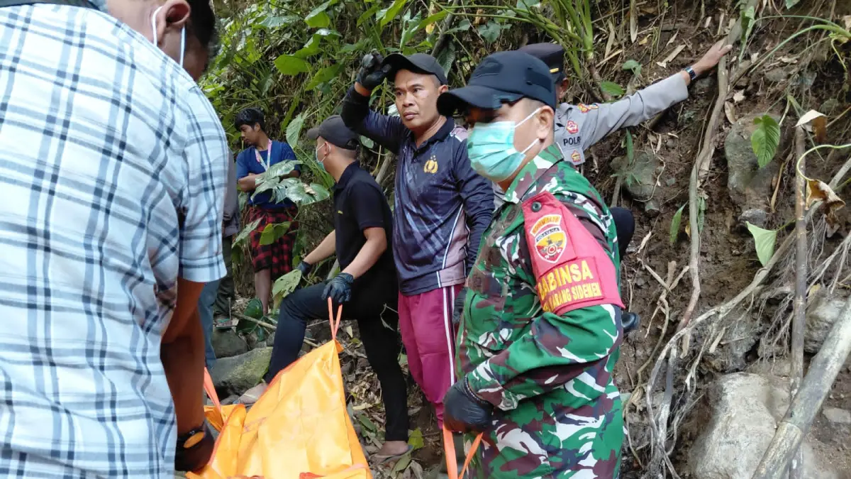 Warga kawasan Hutan Dengan Tujuan Khusus (KHDTK) Desa Karang Sidemen, Kecamatan Batukliang Utara, Lombok Tengah, dihebohkan dengan penemuan sesosok mayat pria pada Jumat (24/7) pagi.
