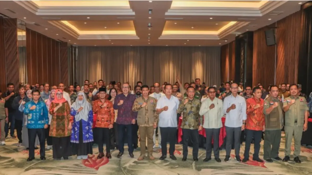 RISIKO BENCANA: Gubernur NTB Lalu Muhamad Iqbal, Kepala BNPB Letjen TNI Suharyanto, Dirjen Tata Ruang Kementerian ATR/BPN Suyus Windayana bersama para bupati dan wali kota se-NTB saat Rakor KRB di Astoria Hotel, Mataram, Jumat (24/7). (DISKOMINFOTIK NTB/LOMBOK POST)