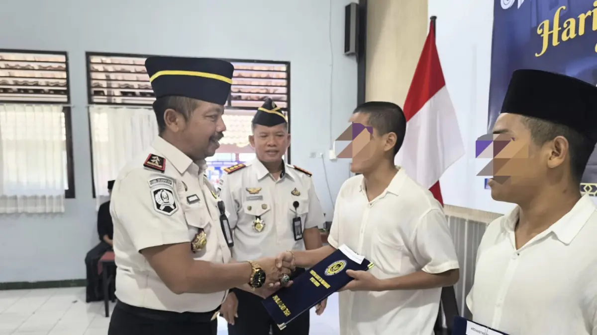 Kepala Kantor Wilayah Ditjenpas NTB Ketut Akbar Herry Achyar (kiri) didampingi Kepala LPKA Lombok Tengah Hidayat (dua kiri) secara simbolis memberikan remisi pengurangan masa pidana pada peringatan Hari Anak Nasional 2026 di kantor LPKA Lombok Tengah, Kamis (23/7).
