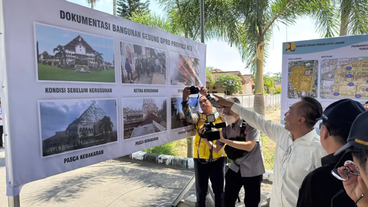 ATENSI PUSAT: Penjabaran kondisi gedung DPRD NTB, saat kunjungan kerja rombongan Komisi V DPR RI di Mataram, Rabu (22/7). (YUYUN/LOMBOK POST).