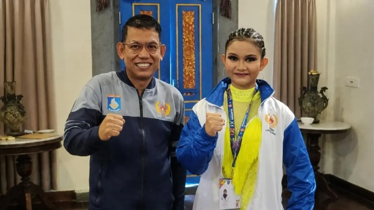 BERI MOTIVASI: Dr. Syamsuriansah saat memberikan dukungan kepada salah satu atlet Lombok Barat yang bertanding di ajang Porprov NTB 2026.