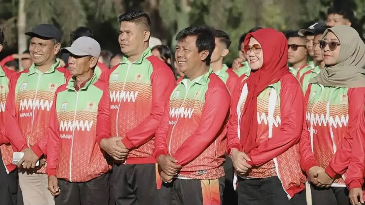 Bupati KSB Amar Nurmansyah (empat kanan) berfoto bersama atlet Porprov 2026, beberapa hari lalu.