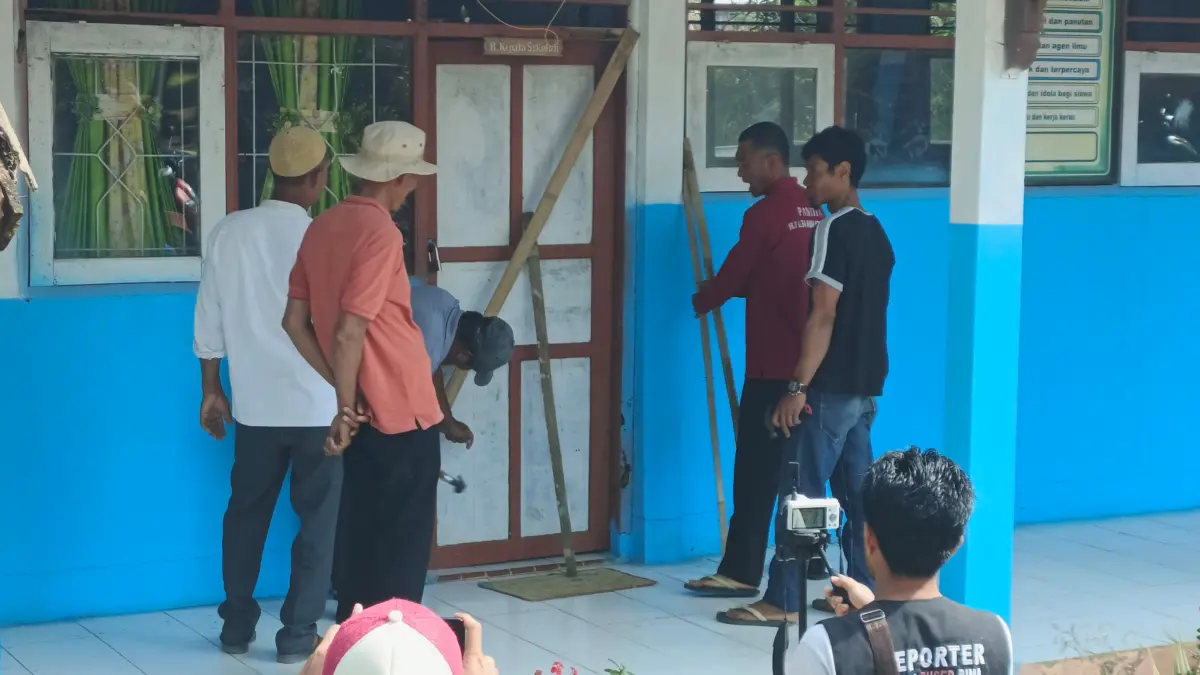 Eks Timses Bupati Bima menyegel ruang kepala SMP Negeri 2 Raba, Kecamatan Wawo, Sabtu (25/7). (Istimewa/Lombok Post)