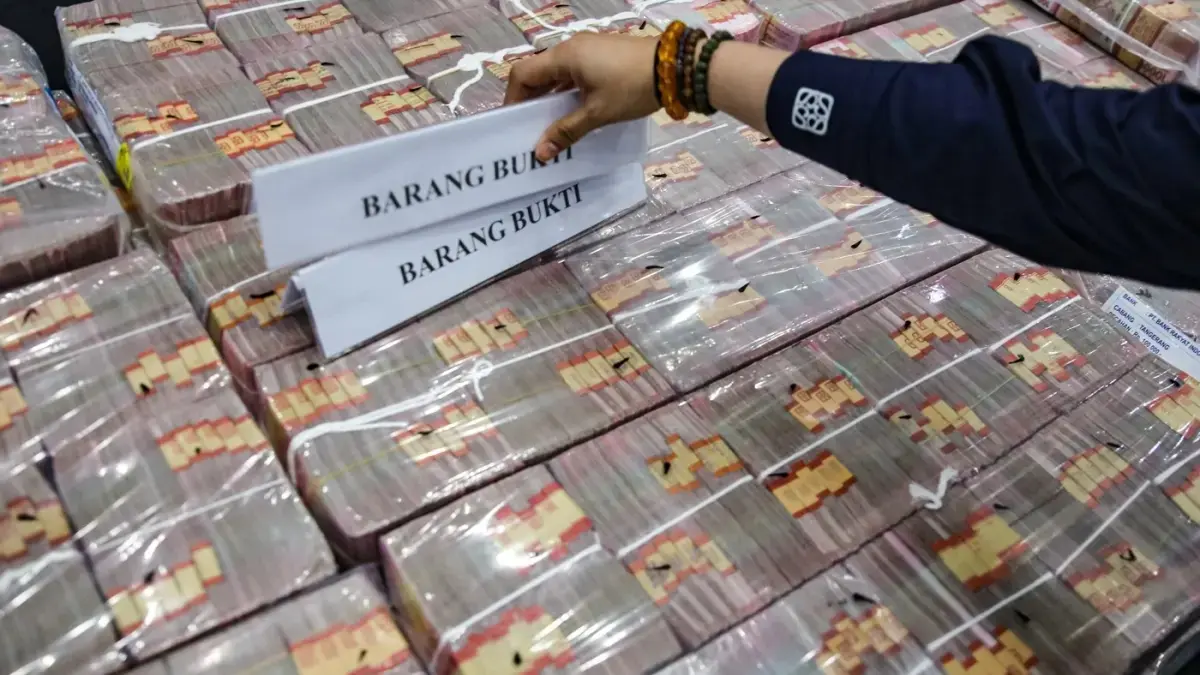 Ilustrasi barang bukti uang dari kasus Judi Online. (Salman Toyibi/Jawa Pos)