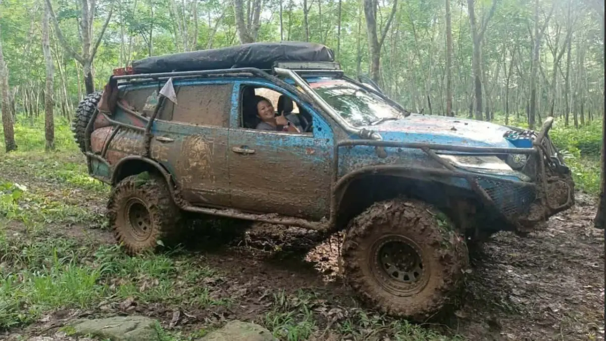 Ketika Ibu Rumah Tangga Ketagihan Offroad Pakai Mitsubishi Pajero Sport.