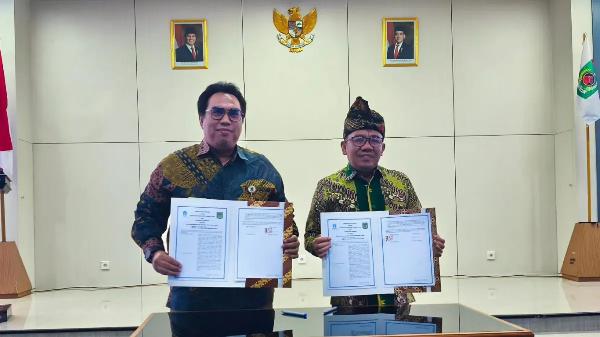 KOLABORASI PENDIDIKAN: Bupati Najmul Akhyar (kanan) usia tanda tangan MoU dengan UT Mataram.