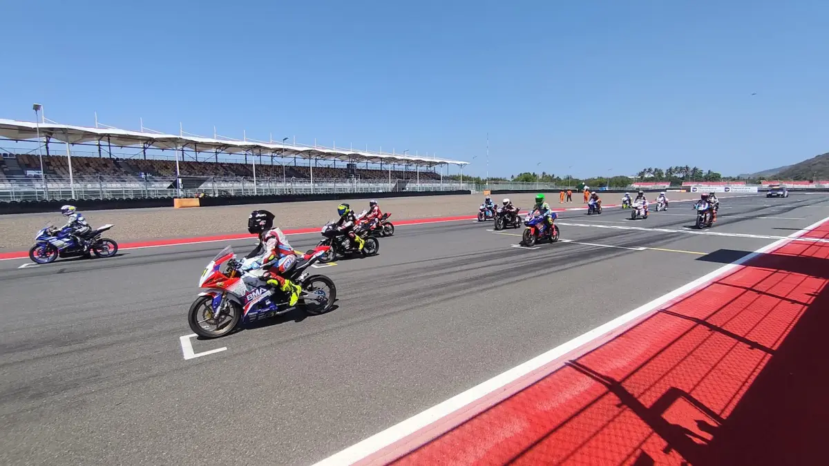 Para pembalap bersiap adu kecepatan di lintasan Sirkuit Internasional Mandalika pada race 1 Mandalika Racing Series 2026 putaran ketiga, di Lombok Tengah, Sabtu (25/7). 