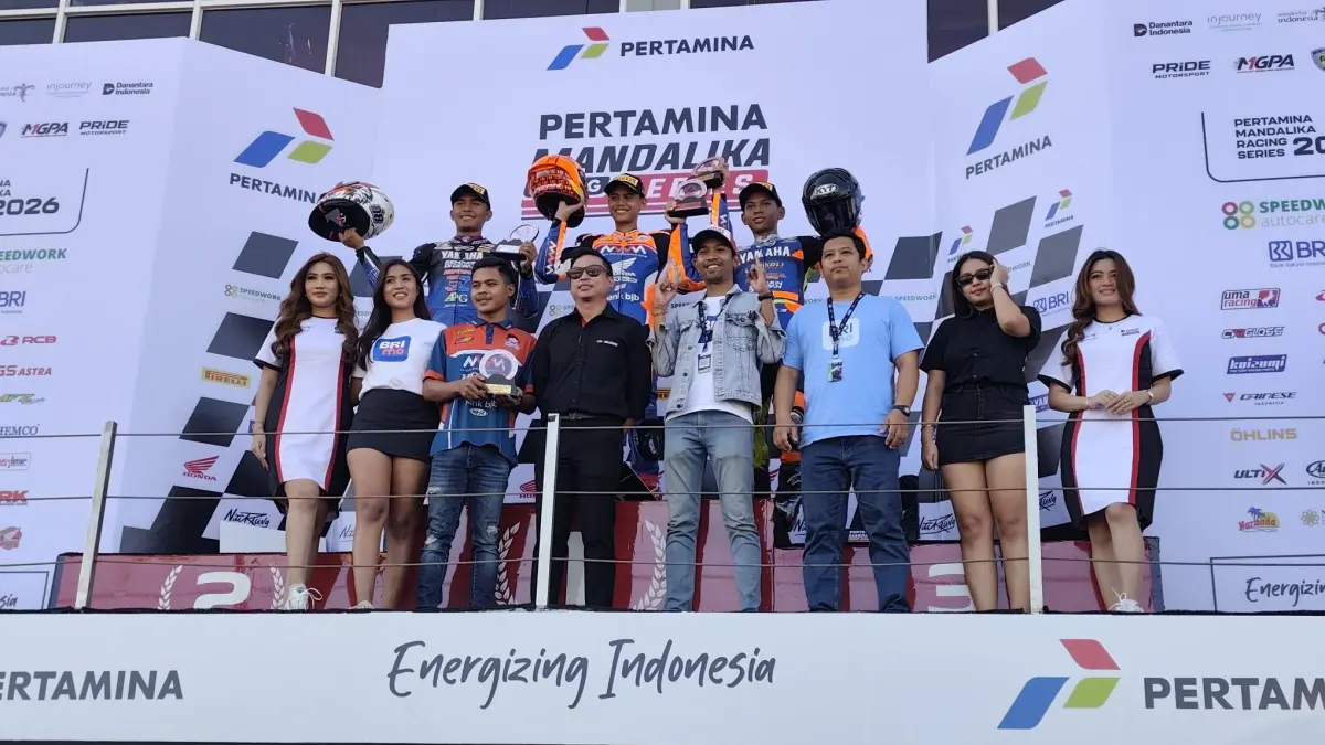 Para pembalap tiga besar berfoto bersama di atas podium usai Race 1 National Sport 250cc MRS 2026 di Sirkuit Internasional Mandalika, Sabtu (25/7). 