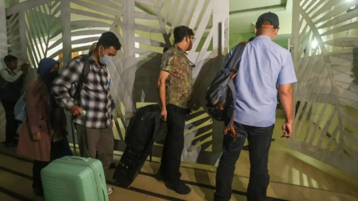 PENGGELEDAHAN: Tim dari KPK membawa koper saat akan menggeledah rumah pribadi Dirut PT AMGM Sudirman di Perumahan Kodya Asri, Lingkungan Jempong Baru, Kecamatan Sekarbela, Kota Mataram, Jumat (24/7) malam. (IVAN/LOMBOK POST)