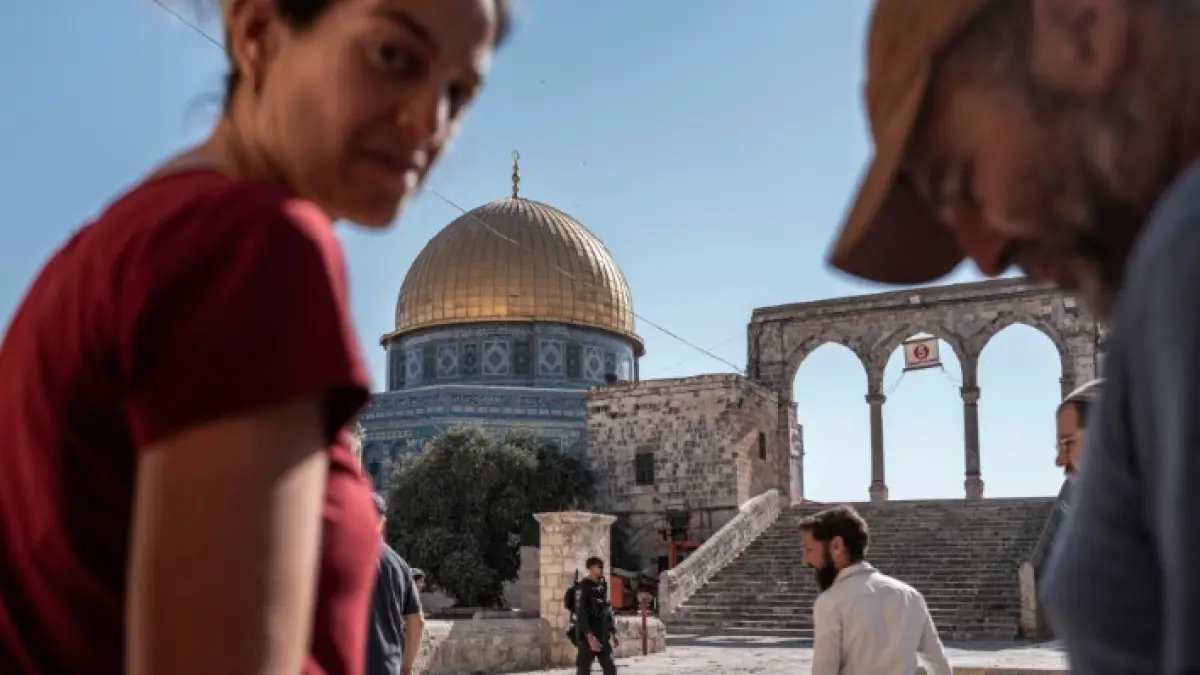 PERINGATI HARI BERKABUNG: Pemukim Israel memasuki kompleks Masjid Al-Aqsa di Yerusalem Timur pada Kamis (23/7). (Lilia YEFIMOVICH / AFP)