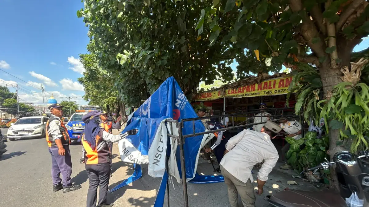 PKL di bahu jalan ditertibkan Satpol PP dan Dishub Mataram