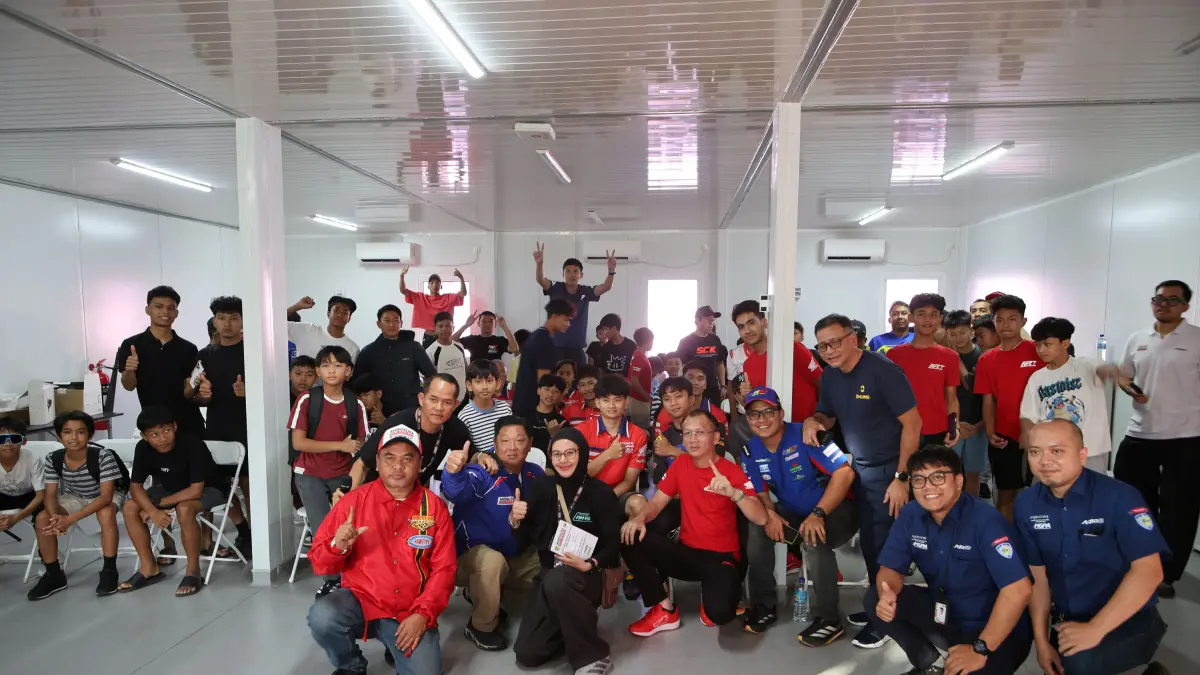 Sebanyak 107 pembalap berfoto bersama usai menerima arahan dan aturan balap dari PRIDE Motorsport di Dining Hall, Sirkuit Internasional Mandalika, Loteng, Jumat (24/7).
