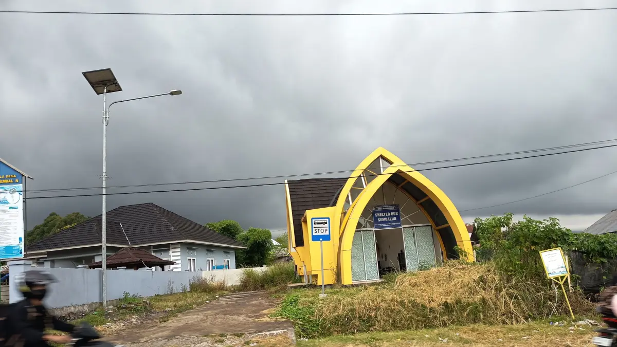 SHELTER BUS: Pengendara sedang melintas di shelter bus KSPN yang saat ini dalam kondisi mangkrak.