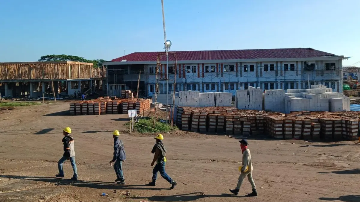 SIAP TAMPUNG SISWA: Progres pembangunan gedung Sekolah Rakyat KLU mencapai 80 persen. Akhir Agustus ditargetkan sudah bisa ditempati.