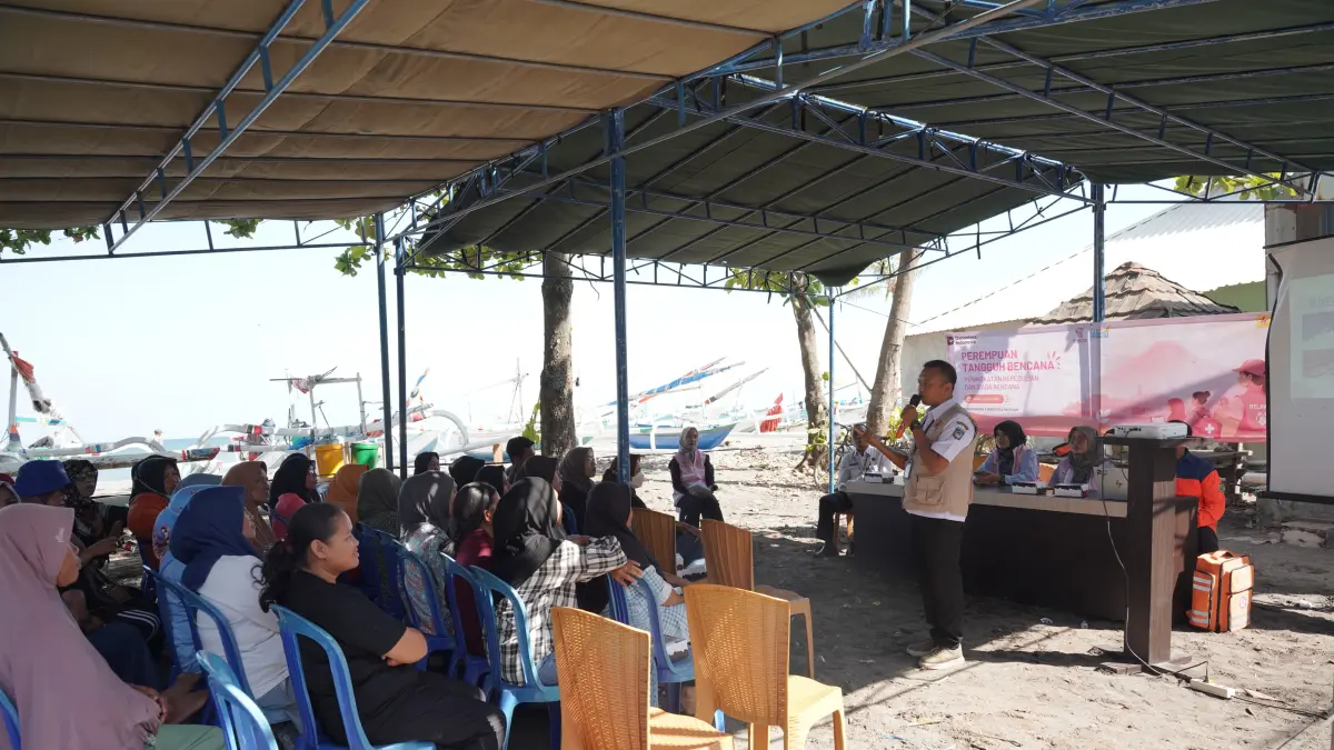 Staf Bidang Pencegahan dan Kesiapsiagaan BPBD Kota Mataram M. Ghiffari Alhamdani memaparkan materi edukasi kesiapsiagan bencana kepada peserta sosialisasi.