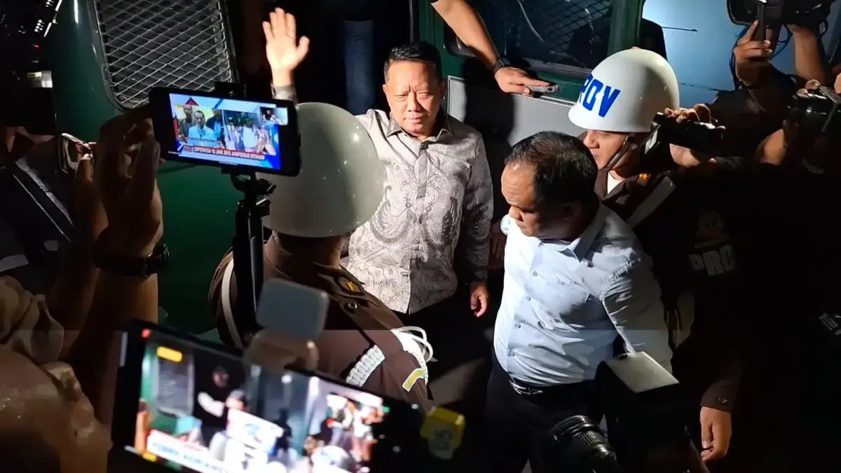 Tersangka dugaan korupsi dan Tindak Pidana Pencucian Uang (TPPU) mantan Jaksa Agung Muda Tindak Pidana Khusus (Jampidsus) Febrie Adriansyah, memasuki Rutan Merah Putih KPK, Jakarta, Jumat (24/7) malam. (Muhamad Ridwan/JawaPos.com)