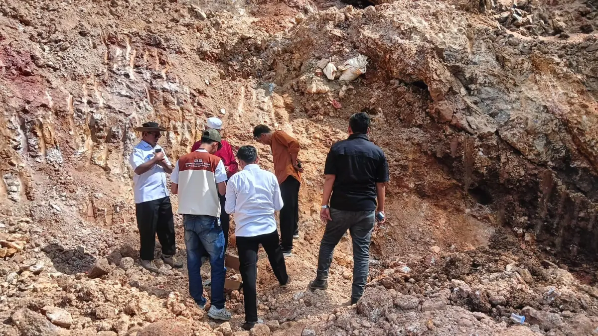 Tim DLH bersama PUPR KSB saat turun memantau langsung aktifitas galian di Desa Seloto, Kecamatan Taliwang, beberapa hari lalu.