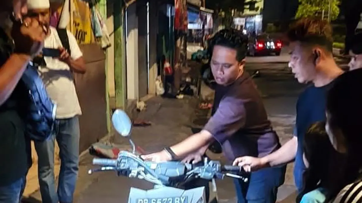 Tim Puma Jatanras Ditreskrimum Polda NTB menyita motor Honda Beat Street yang sempat hilang di halaman masjid.