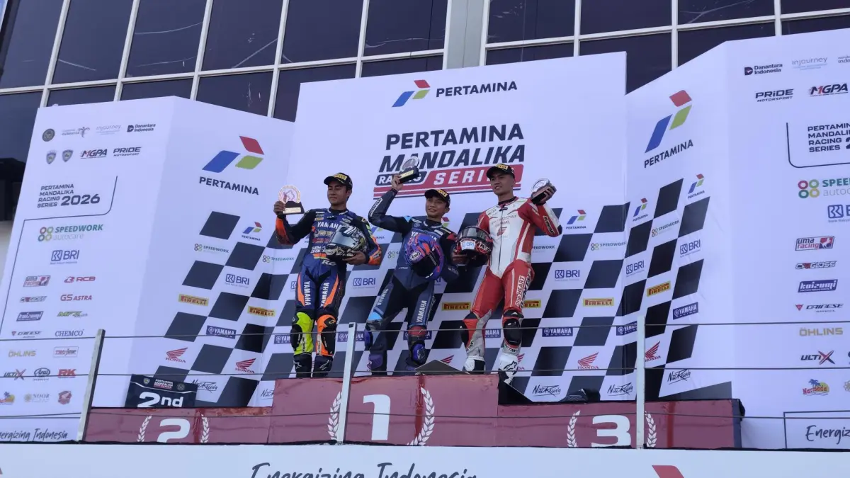 Wahyu Nugroho (tengah), Muhammad Faerozi (kiri) dan Herjun Atna (kanan) berfoto bersama di atas podium usai balap Race 1 NSS 600 CC MRS 2026 putaran ketiga di Sirkuit Internasional Mandalika, Sabtu (25/7). 