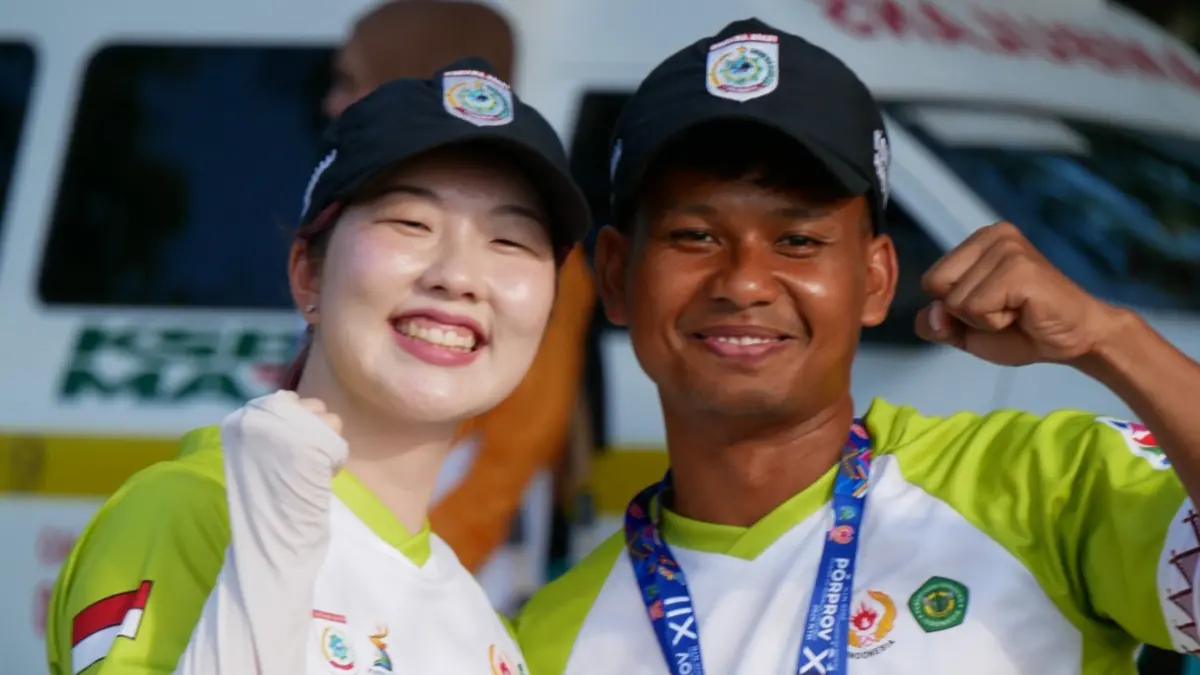 Yuri Hayashi (kiri), pelatih panahan KSB asal Jepang menjadi motor penyemangat Perpani KSB di Porprov NTB 2026.&nbsp;