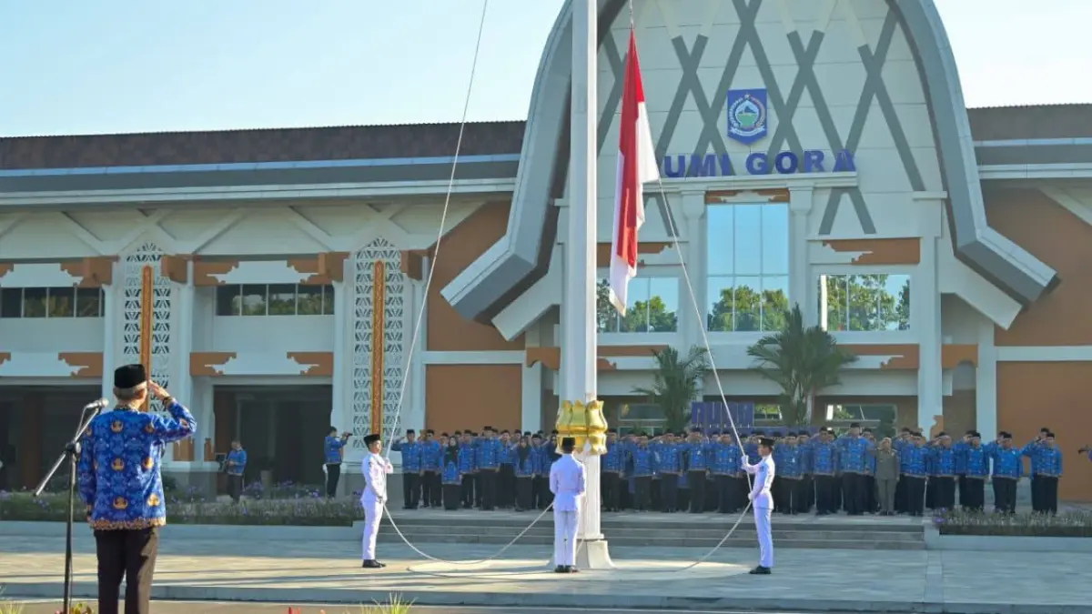 ABDI NEGARA: Suasana upacara peringatan Hari Kesadaran Nasional (HKN) yang diikuti oleh kepala OPD dan ASN di Lapangan Bumi Gora, Kantor Gubernur NTB, beberapa waktu lalu. (BIRO UMUM DAN ADPIM SETDA NTB FOR LOMBOK POST)